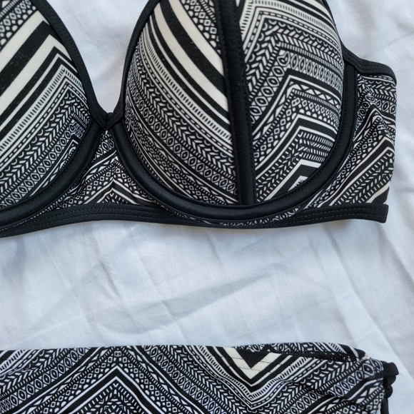 Black and White Patterned Bikini - Picture 5 of 12